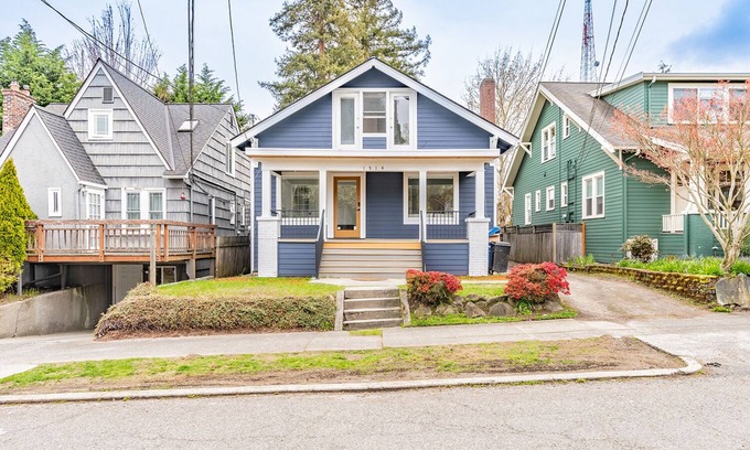 East Queen Anne House | Quintessential Queen Anne charmer w/7Beds/4Baths