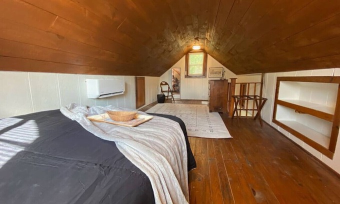 Knox County House | Quirky Guest Cottage