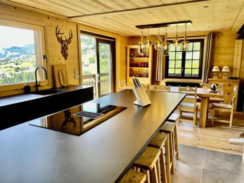 Flumet Ski Chalet | Résidence Chez Simone - Chalet Simone avec vue sur un village typique du Val d'Arly MAE-6374