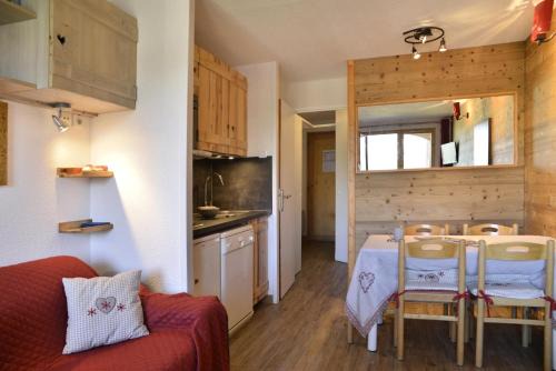 Belle Plagne Apartment | Résidence Themis - Studio chaleureux et tout confort · Ski aux pieds · Vue pistes · Casier à skis MAE-3630