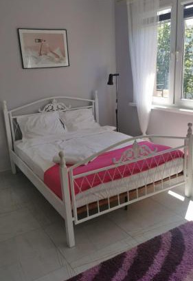 Klodzko Miasto Apartment | Różowe sny