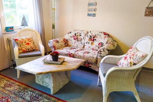 Wischuer Apartment | Rückzugsort für 2 - schönes Appartment mit Terrasse, Wintergarten und Badewanne