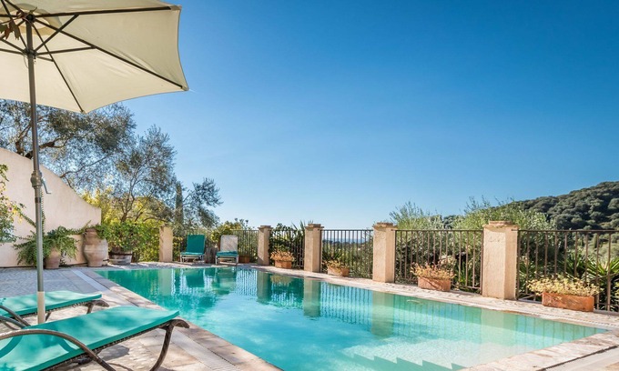 Kavvadades Villa | R 3100 Villa Felman With Maid Service : Two times weekly.Mountain View & Bath Amenitie