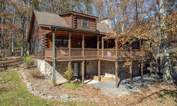 McHenry House | R and R Cabin: Lake Area, Hot Tub, Pool Table, Fireplace!