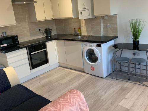 Hillingdon Apartment | R J 2 bedroom apartment
