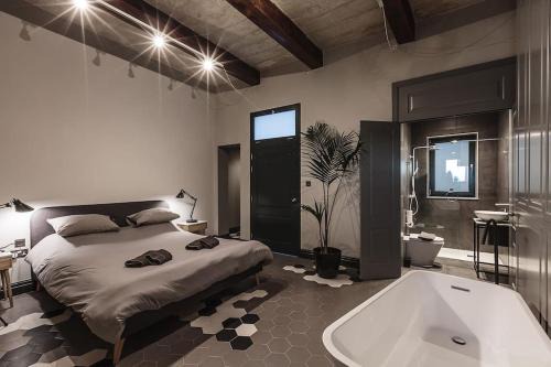 Rabat Apartment | Rabat l.o. MDINA-Designer House THE BEDROOM-TUB