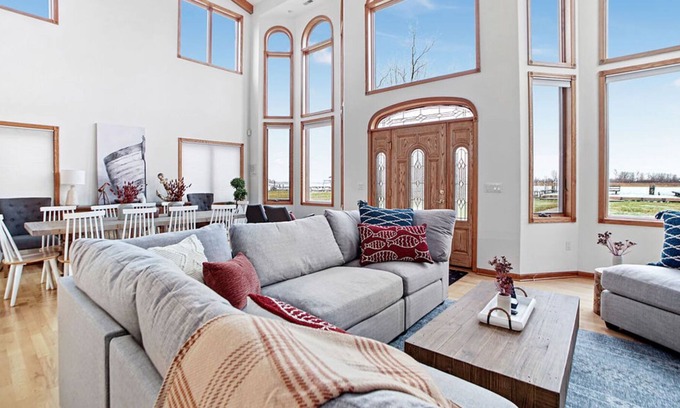 Pearl Beach House | Rabbu - The Dockside: 5 Bedroom | Algonac, MI