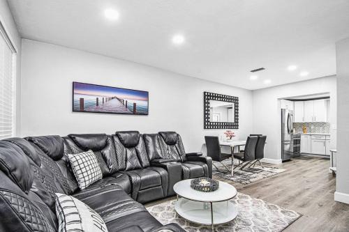 Hollywood House | Rachaels Upscale Two Bedrooms Luxury Home