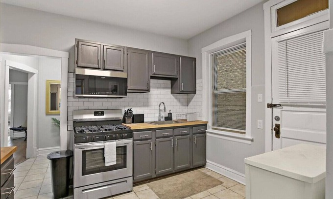 Avondale Apartment | Radiant & Airy 2BR Apartment near Shops