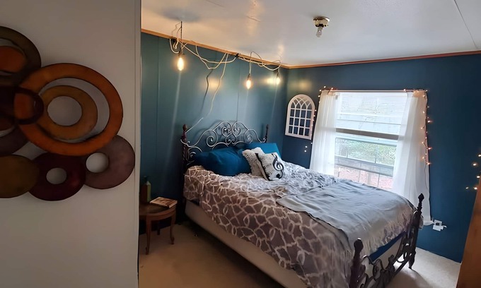 Burnsville House | Rae's Place-Charming Mountain Getaway 2-bedroom house with AC in Burnsville