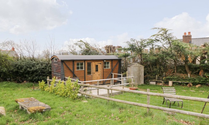 Abergavenny Cottage | RAILWAY CARRIAGE, pet friendly, with open fire in Govilon