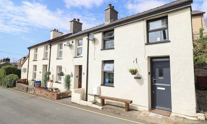 Penrhyndeudraeth Cottage | RAILWAY COTTAGE, pet friendly, with a garden in Penrhyndeudraeth