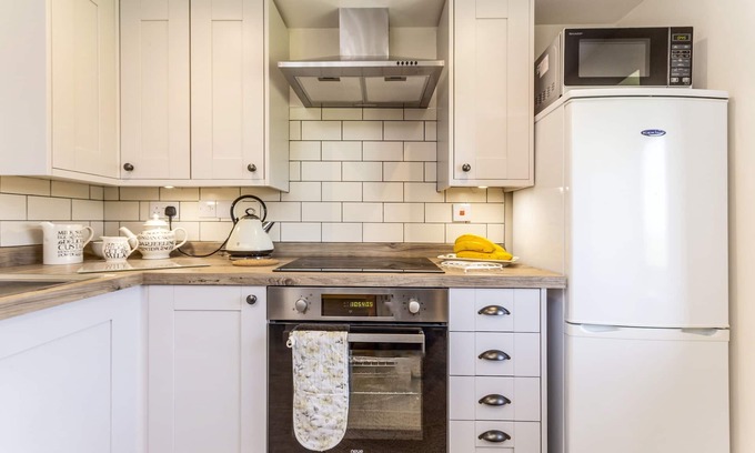 Wickhamford Cottage | Railway Cottage - sleeps 4 guests in 2 bedrooms