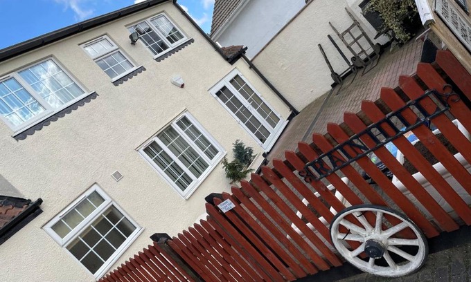 Louth House | Rain Hill Cottage - Sleeps 4 Parking & Pets Ok
