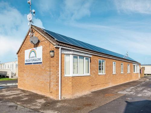Chapel Saint Leonards House | Rainbow Bungalow 1 - Uk39809