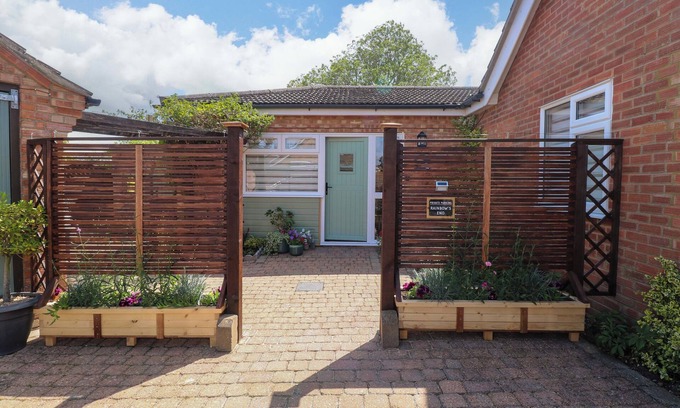 Dereham Cottage | RAINBOW'S END, romantic, character holiday cottage in Swanton Morley