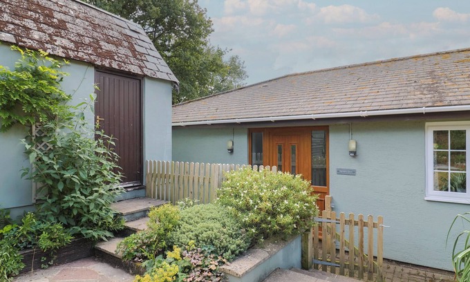West Buckland Cottage | RAINBOW VIEW, pet friendly, character holiday cottage in Churchinford