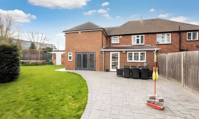 Altwood House | Rainfall Shower | Pool/Snooker | x 4 Cars