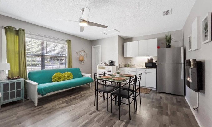 United Central Apartment | Rainforest apartment with shared Pool in brilliant St. Petersburg