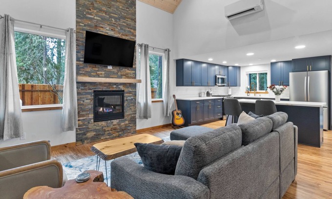 Ashford Cabin | Rainier's Newest Luxury Chalet w/Hot Tub-AC-WiFi
