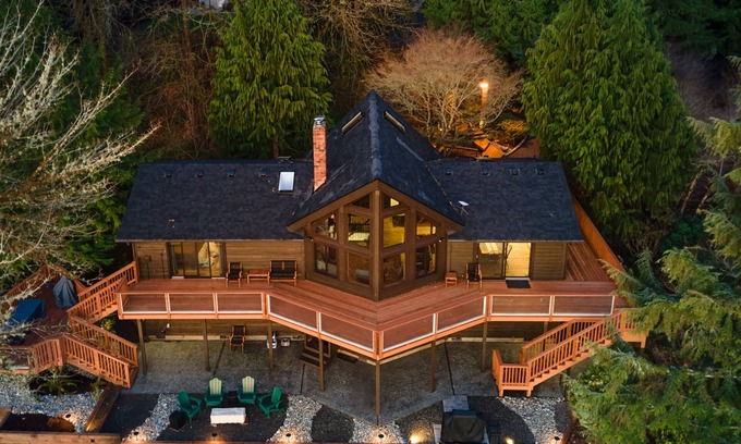Olympia House | Rainier View Waterfront Retreat - Sleeps up to 15