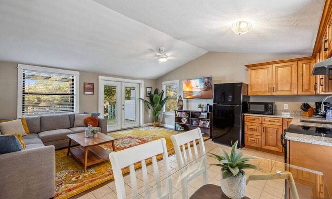 Cedar Key House | Rains Cottage: Waterfront w/dock and pet friendly!