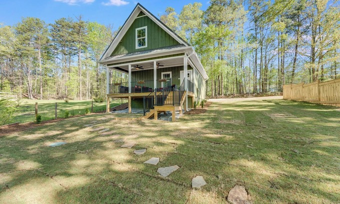 Oconee County Cottage | Rainyville - Emerald: Charming cottage with loft in Walhalla, South Carolina