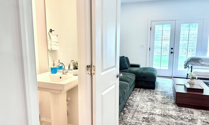 North Raleigh House | Raleigh Luxe Loft in North Hills