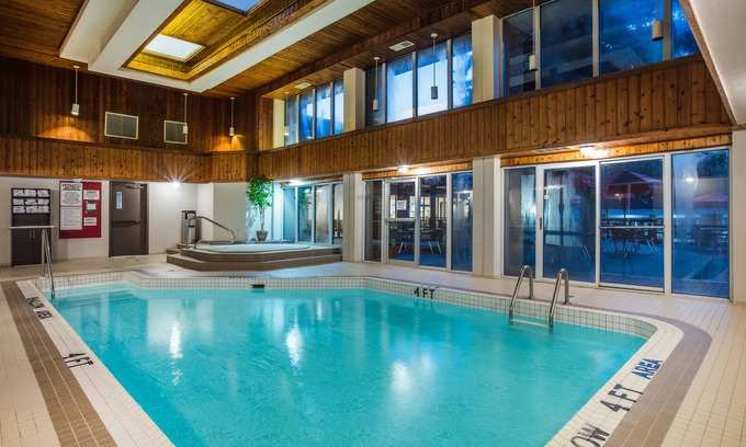 Georgina Hotel | Ramada by Wyndham Jacksons Point