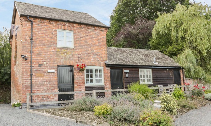 Newtown Cottage | RAMBLERS, pet friendly, with a garden in Kerry