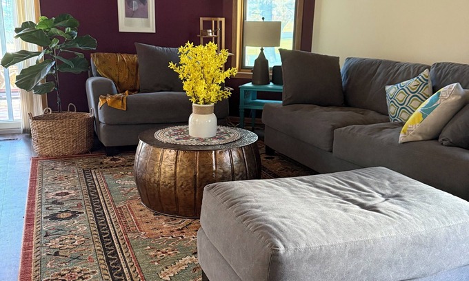 Rochester House | Ranch-Style Townhome with Golf Course Views -Fully Furnished & 10 Mins to Mayo