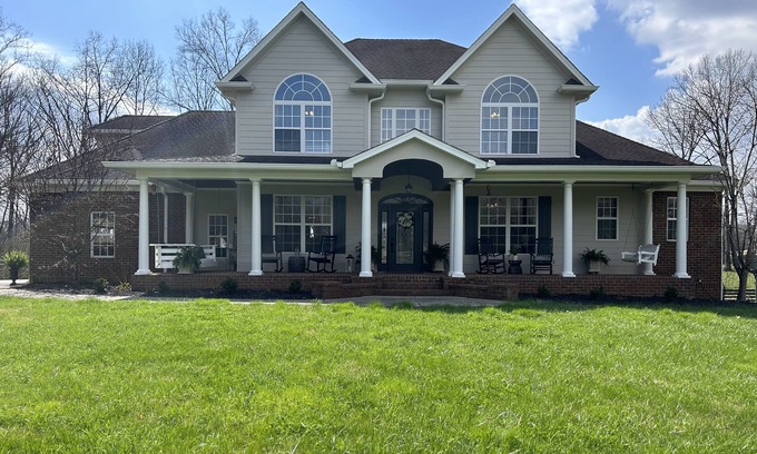 Kedron House | Rare 8-bedroom house in Columbia, TN. Minutes from Franklin. Pool and 12 acres