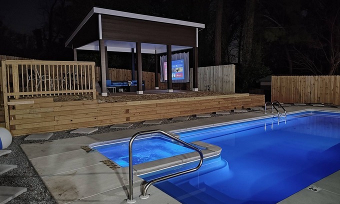 Atlanta House | RARE FIND! Heated Pool & Spa Near ATL City Center