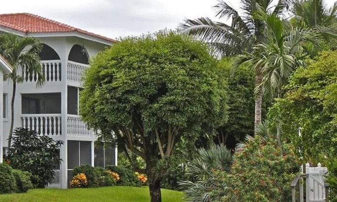 Sanibel Condo | Rare ground floor condo, just steps to the pool or to the famous Sanibel Beach.