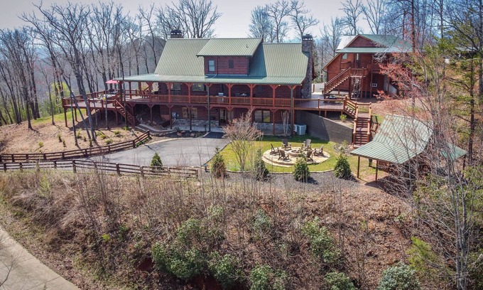 Dahlonega Cabin | Rarely found MOUNTAIN TOP LOG CABIN