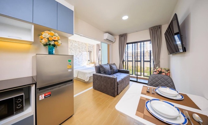 Bang Sao Thong Hotel | Raspberry Mansion
