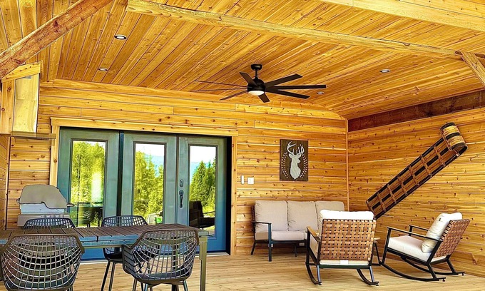 Balfour Ski Chalet | RAVEN’S NEST *Tiny Luxury Mountain Chalet* Spectacular Indoor & Outdoor living!