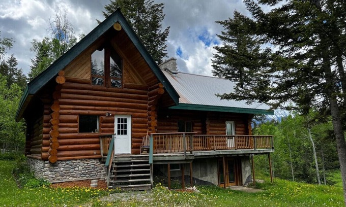 Golden Cabin | Raven's Roost - Rural Cabin Minutes from Golden