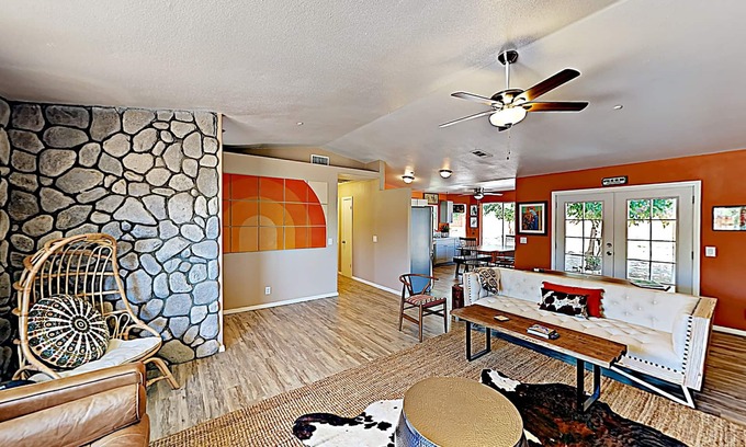 Pioneertown House | 🏜️Rawhide Ranch - Walk to Pappy and Harriet's with HOT TUB!🏜️