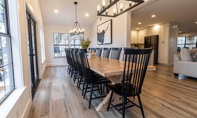Fredericksburg House | Raymond Ranch- Sleeps 14