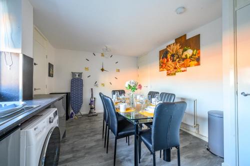 Leeds House | -RBGS- For your relaxed, Cosy Stay, Free Parking