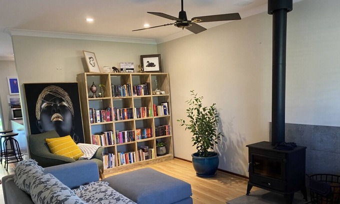 Hamilton Hill House | Readers Paradise - 1 bedroom home with fireplace