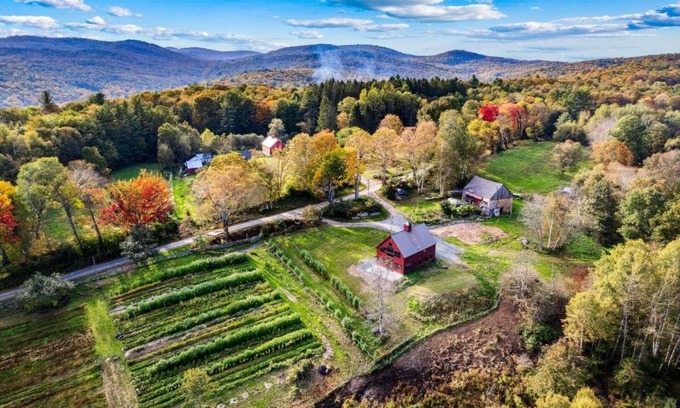 Barnard House | Real Farm! Hot Tub | The Barn at Winterfound Farm