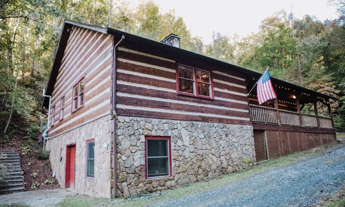Andrews House | Real Log Cabin + 34 acres + Creek + Barn + Easy Access + Nantahala Forest!