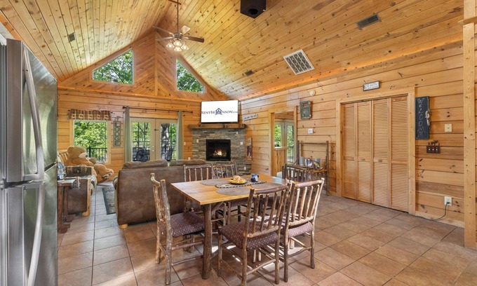 Big Cedars Cabin | Real LogCabin- Near Big Cedar! Private Hot Tub & Grill! Huge Deck Car Charger