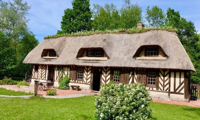 Beuzeville House | Real Norman cottage with access to a heated swimming pool