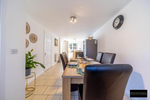 Sittingbourne Apartment | Reams Way 5Bedroom House Sleeps 13 in Kent with Wifi & Free Parking By Maison Christo Property Short Lets & Serviced Accommodation