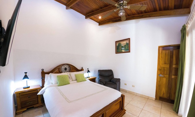 San Diego Apartment | Recamara para 2 personas con baño compartido Bedroom for 2 people with shared bathroom