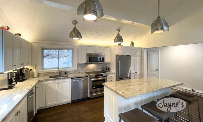 Muskoka Lakes Cottage | Recent Reno, 5 bedrooms, 5 baths, White, Bright and Inviting! SW! AC! Firepit!