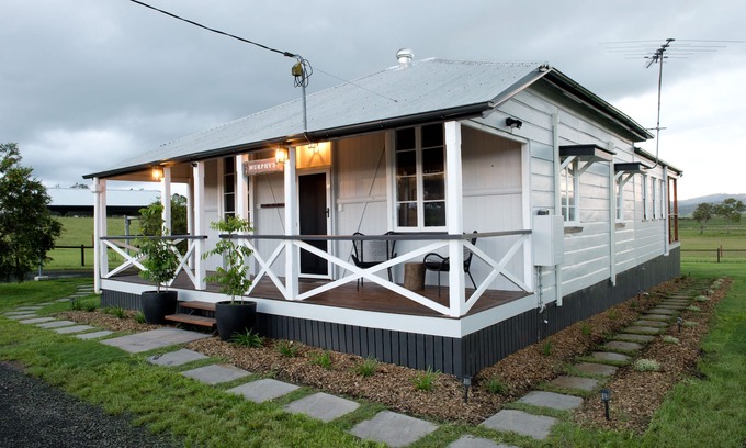 Tamrookum Cottage | Recently renovated cottage, enjoy a bath with a view